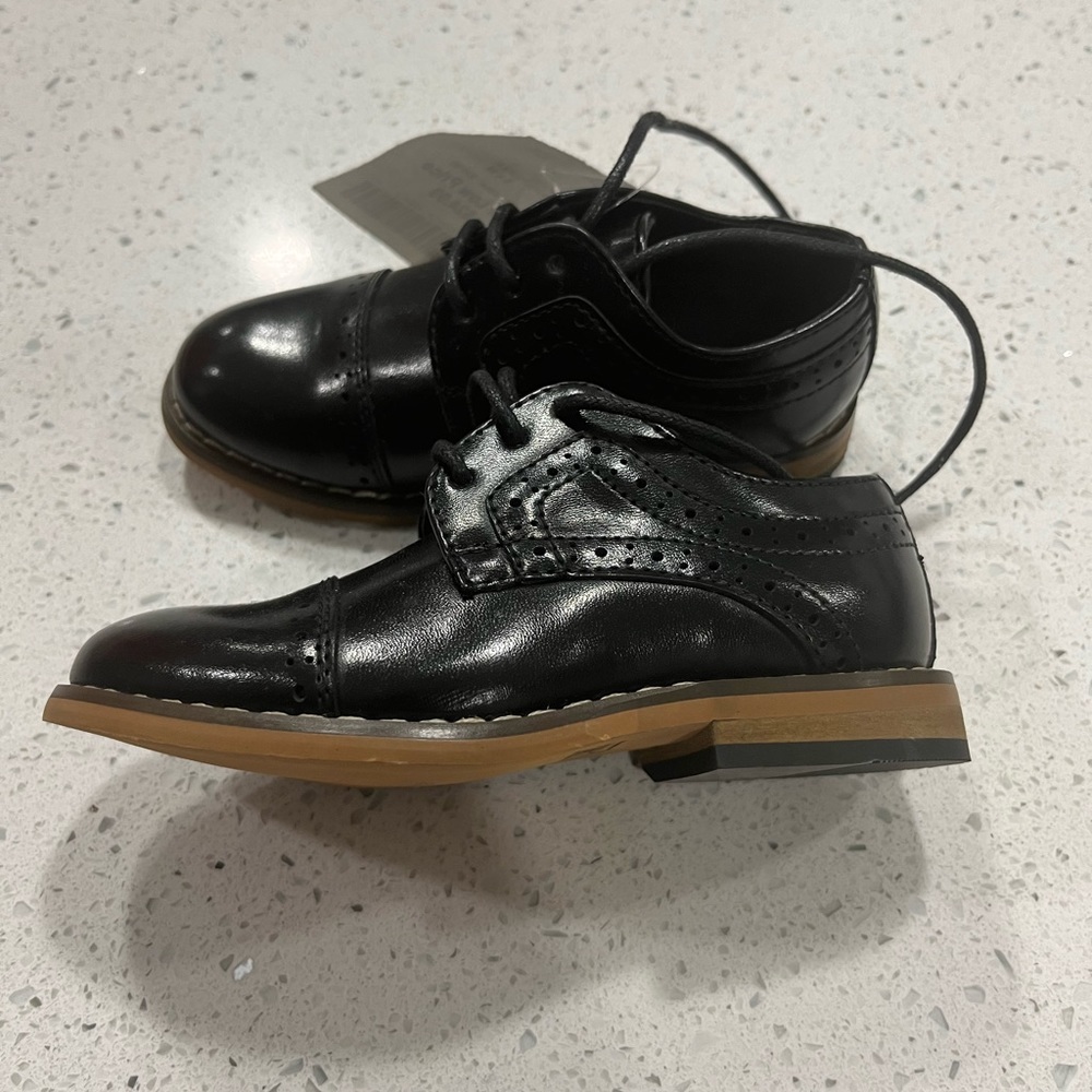 Toddler black dress shoes.